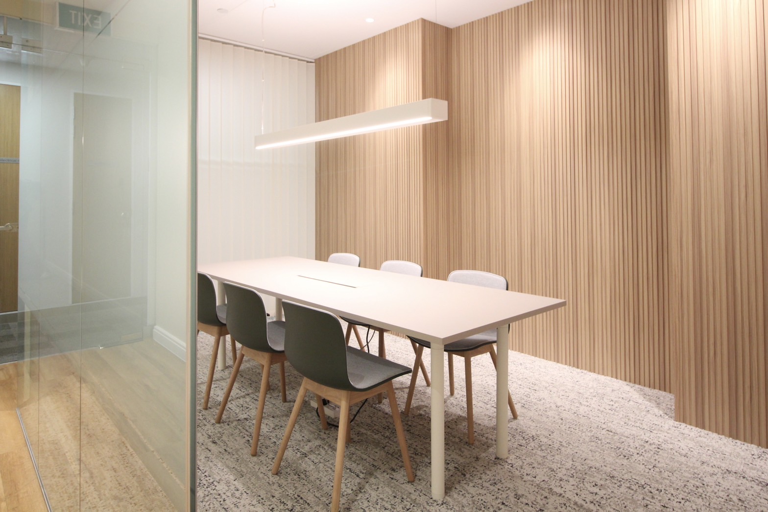 Renovation to a Warm and Simple Office